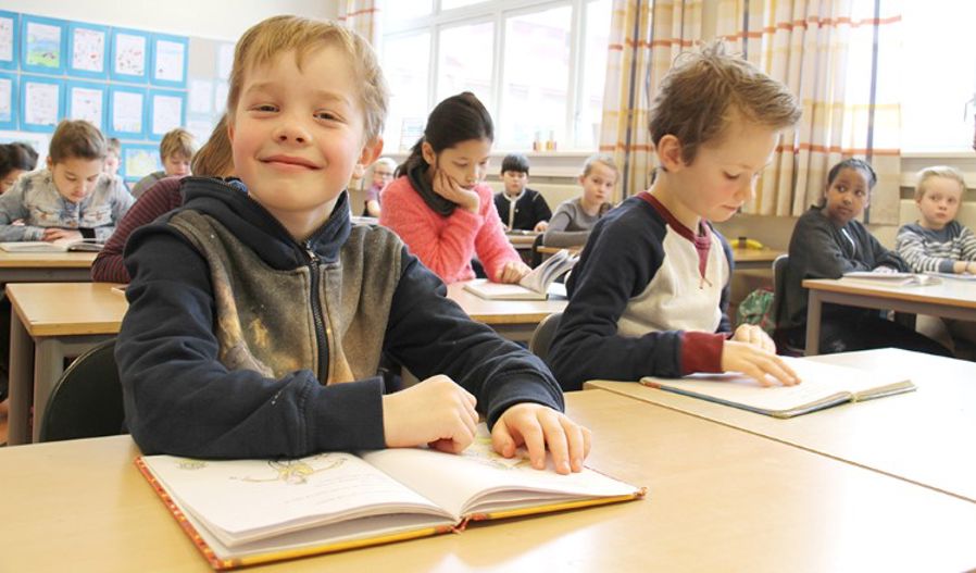 Elever arbeider i klasserom. (Foto: Heidi M. Skjebstad)