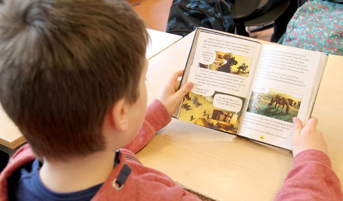 Elever arbeider i klasserom. (Foto: Heidi M. Skjebstad)