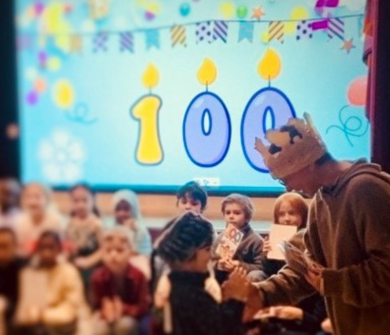 Førsteklassing mottar diplom etter sine første 100 dager på skolen.