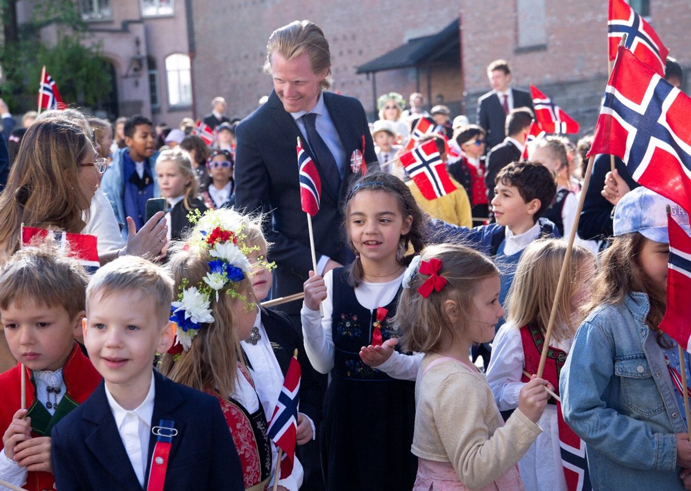 Foto: Peter Figueiro Barn i skolegården 17. mai
