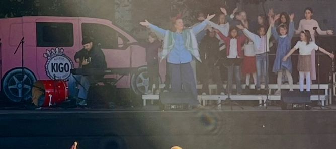 Foto: Elisabeth Wiik En sanger og et barnekor på scenen