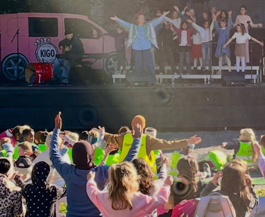 Foto: Elisabeth Wiik En sanger og et barnekor på scenen