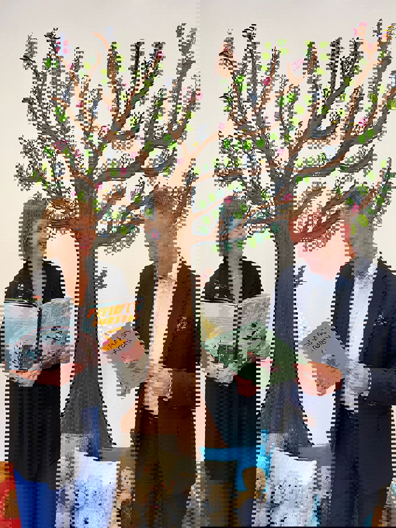 Foto: Bydel Gamle Oslo Bibliotekslærer og rektor blar i hver sin bok,