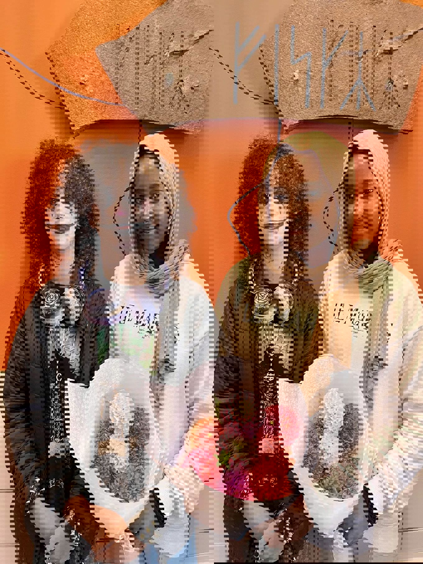 To elever holder en bukett med blomster.