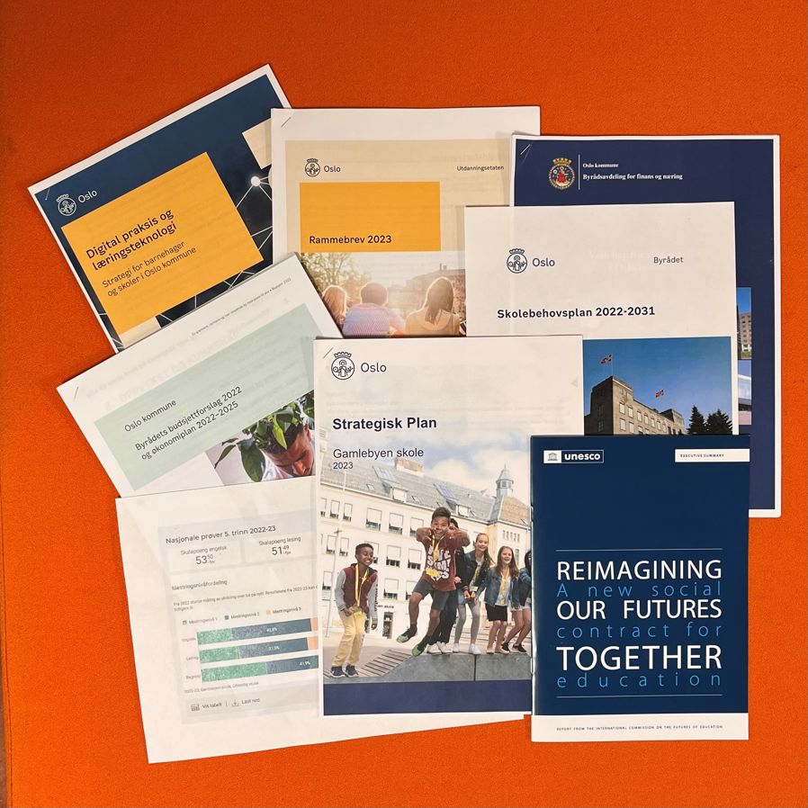 En stabel med styringsdokumenter: økonomi, strategisk plan m.m.