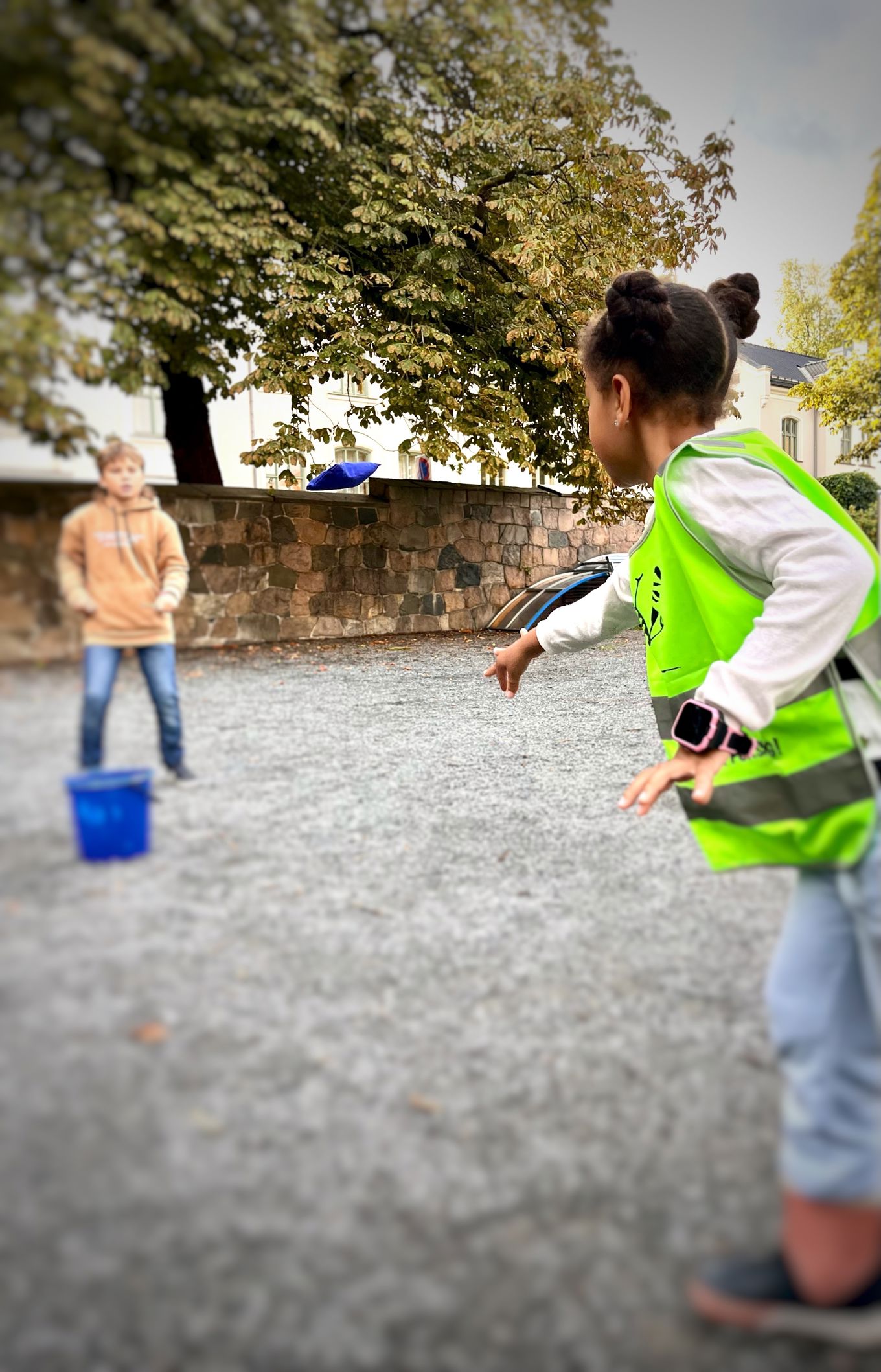 En elev kaster en ertepose mot ei bøtte.