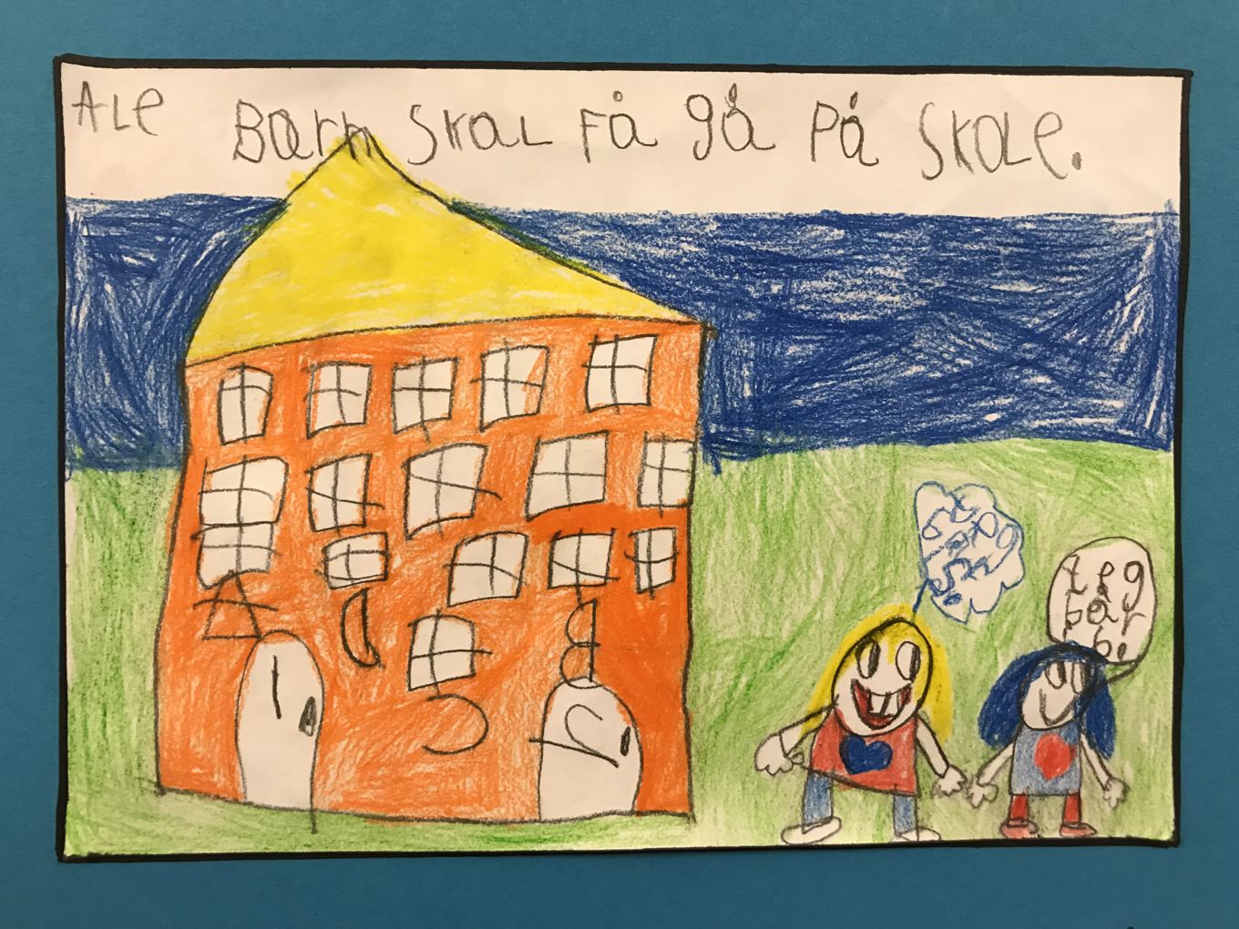 Foto: Elevtegning Elevtegning med tekst fra FNs barnekonvensjon: Alle barn skal få gå på skole.