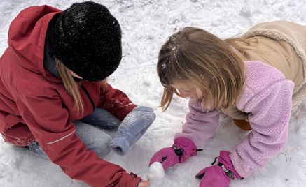 Foto: Elisabeth Wiik et par barn som leker i snøen