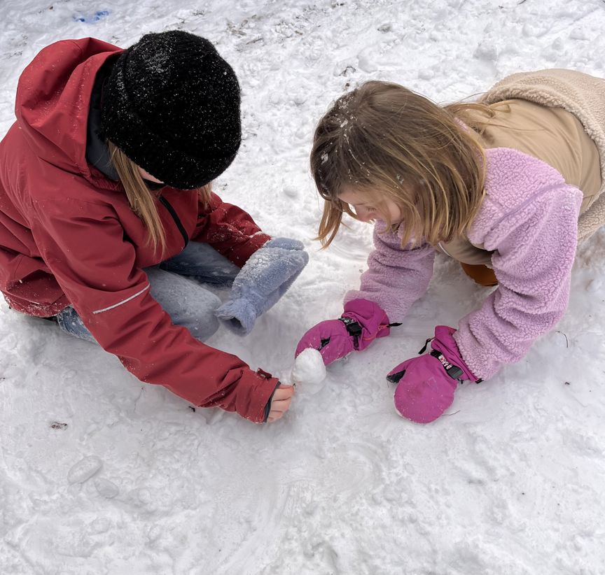 Foto: Elisabeth Wiik et par barn som leker i snøen