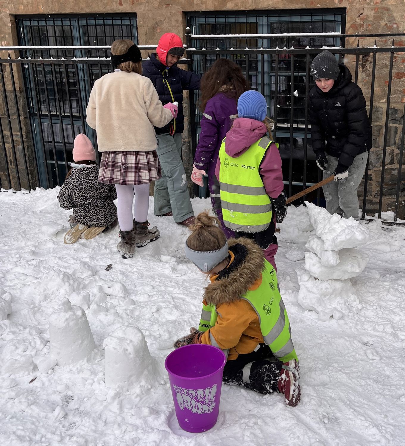 Noen barn som leker ute i snøen