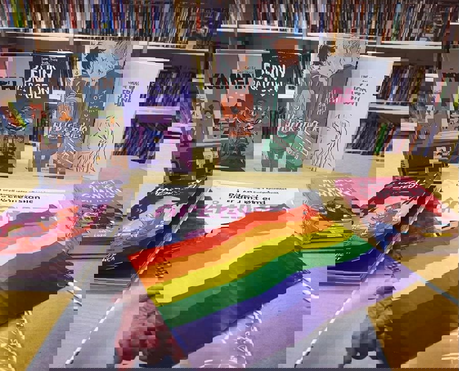 Bøker og regnbueflagg på skolebiblioteket.