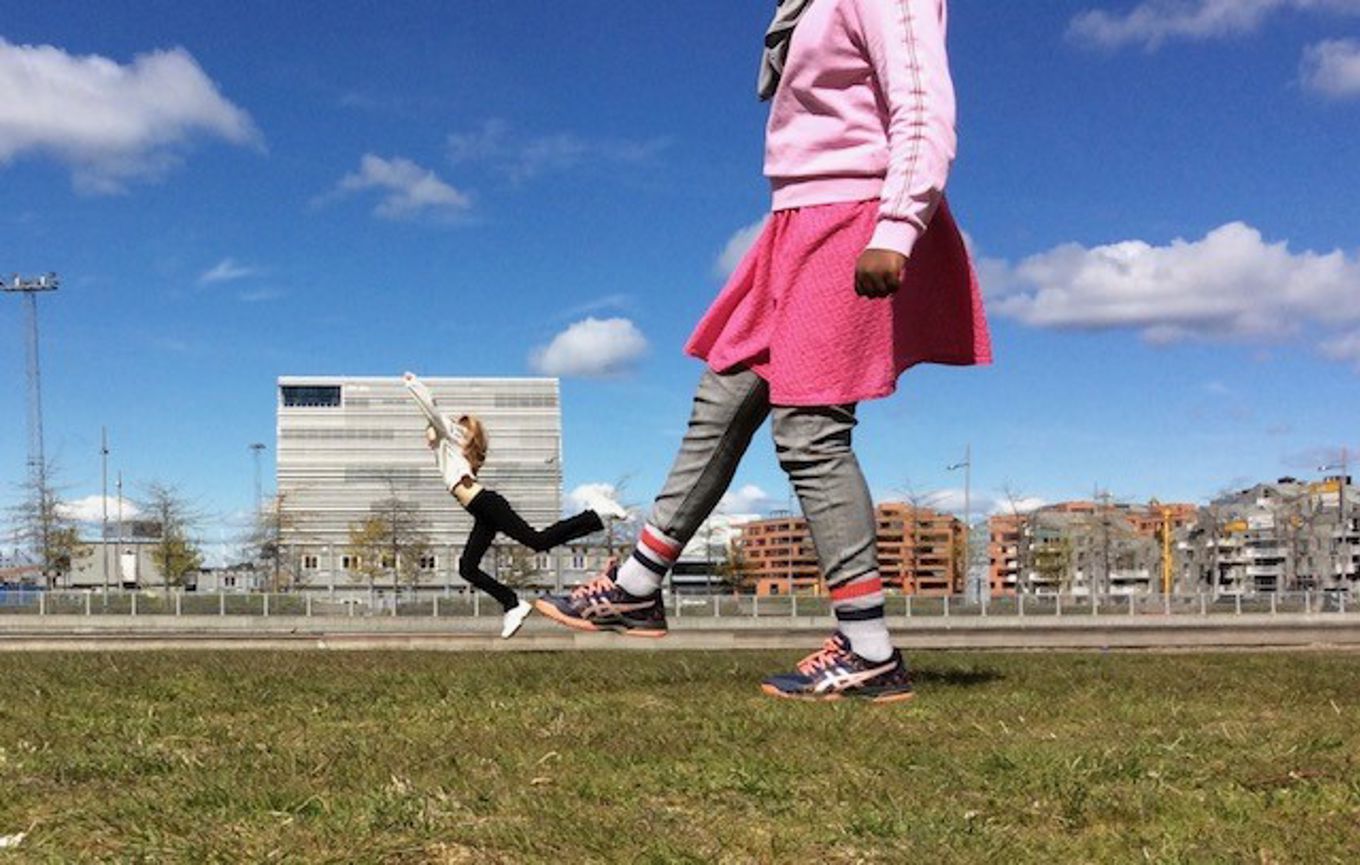 Optisk illusjon og foto. Elever utforsker perspektiver med en elev i forgrunnen og en annen elev i bakgrunnen.