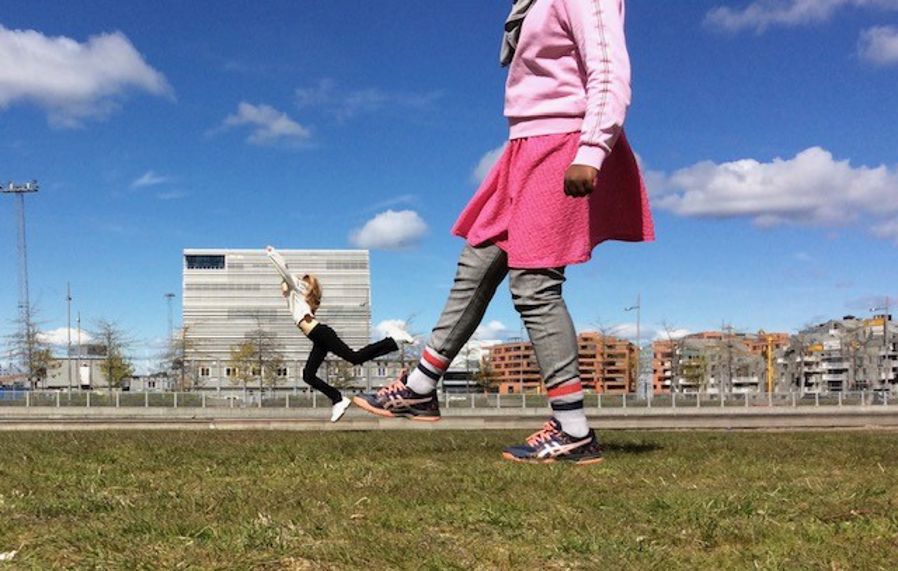 Optisk illusjon og foto. Elever utforsker perspektiver med en elev i forgrunnen og en annen elev i bakgrunnen.