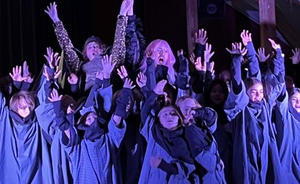 Foto: Elisabeth Wiik Elever og sangere står med hendene i været og synger opera.