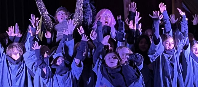 Foto: Elisabeth Wiik Elever og sangere står med hendene i været og synger opera.