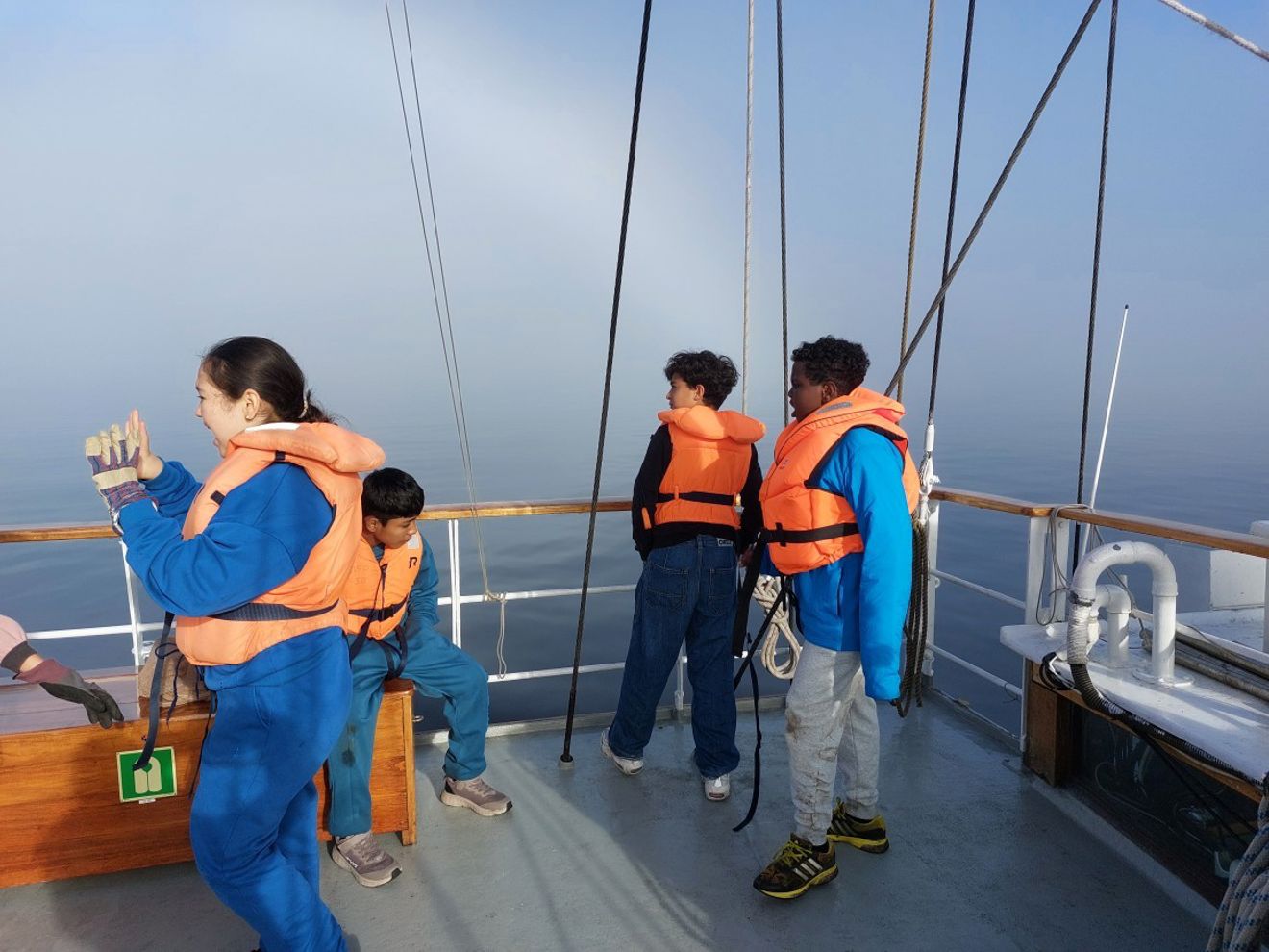 Foto: Jørgen Øigarden Ei gruppe med elever står ute på dekk på en båt. Det er tåke.