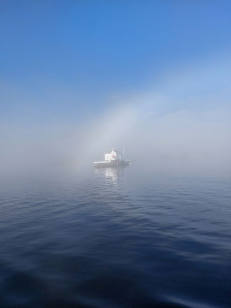 Dyna fyr i Oslo havn ligger i tåke.