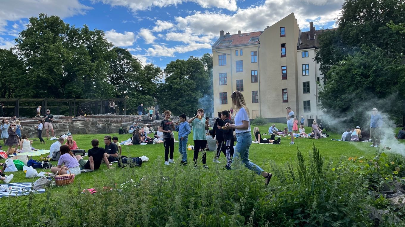 Piknik i parken ved Gamlebyen skole. Barn og voksne i parken.