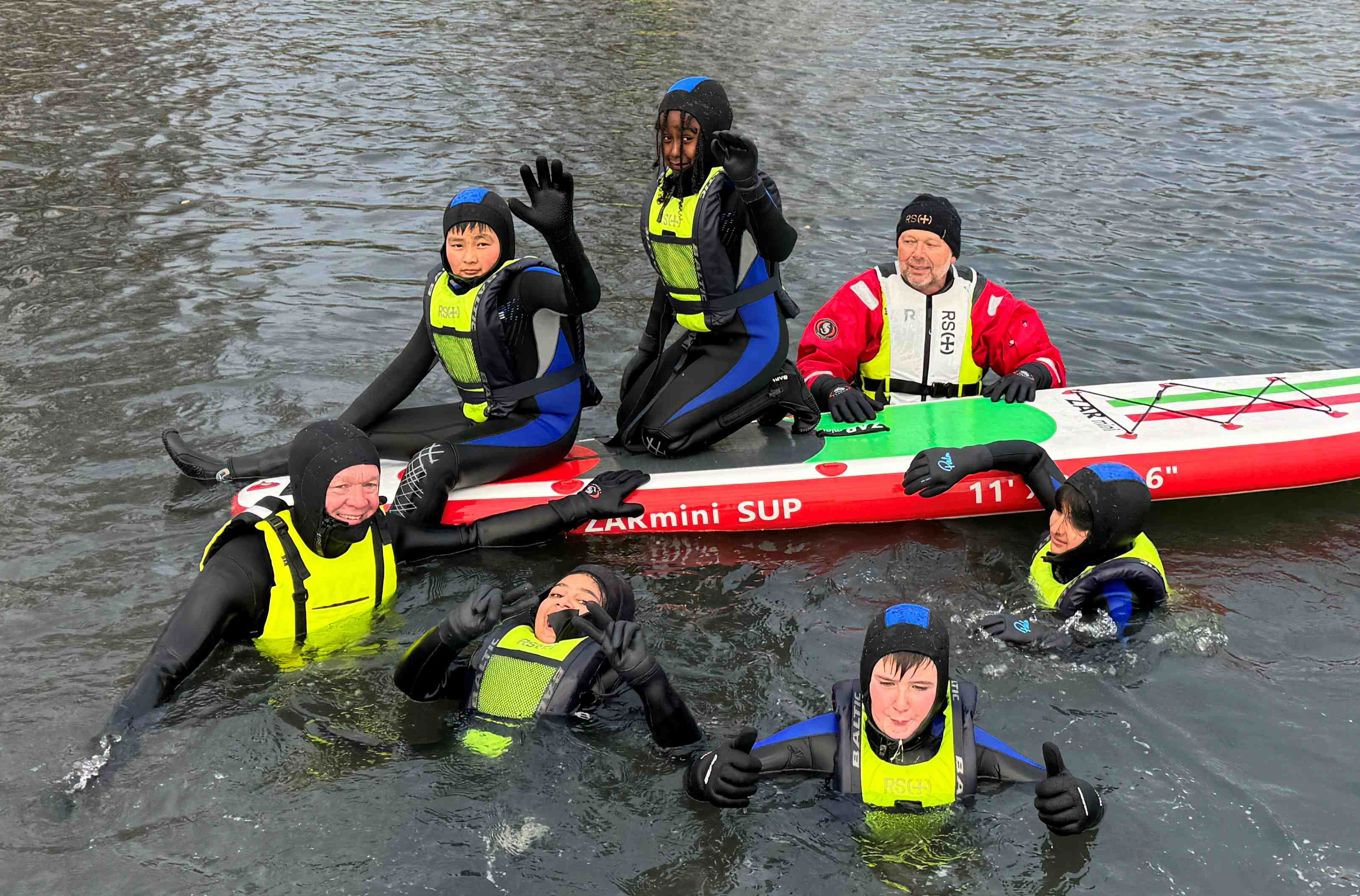 Foto: Ermis Foukis Elever med våtdrakt og padlebrett. Instruktør fra RS.