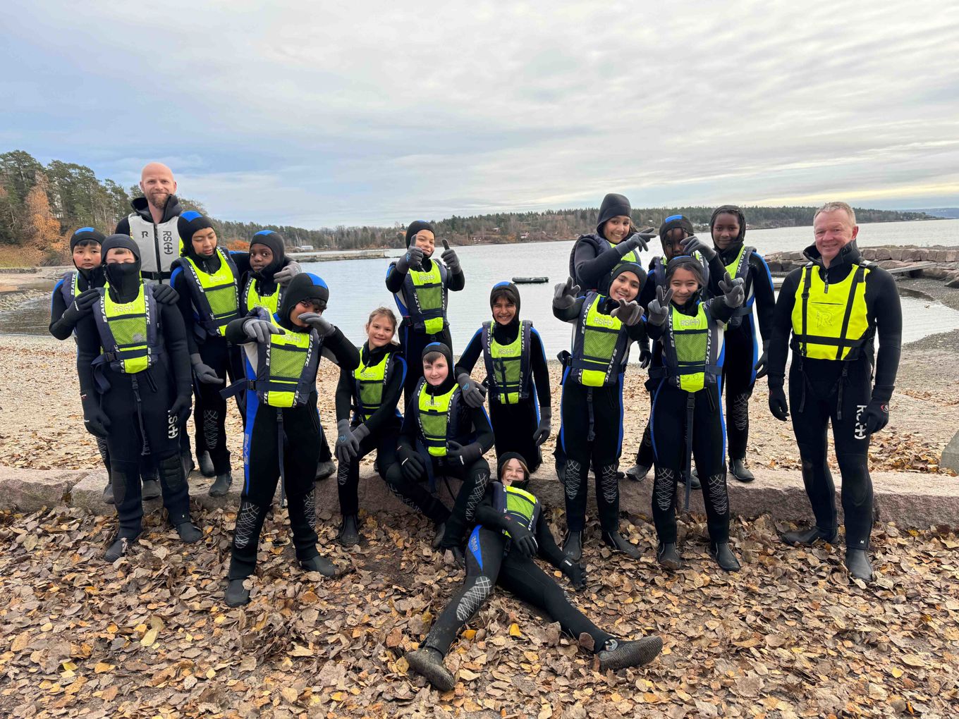 Foto: Ermis Foukis Klassebilde. Elever med våtdrakter på Sollerudstranda.