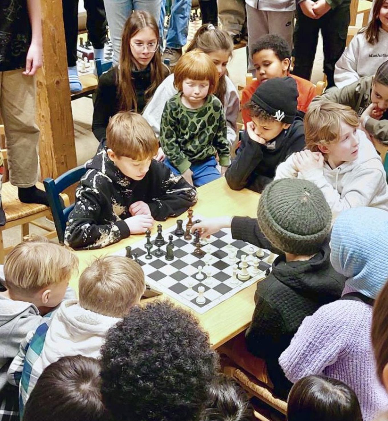 En gruppe barn som spiller sjakk. Finale i skolens sjakkturnering.