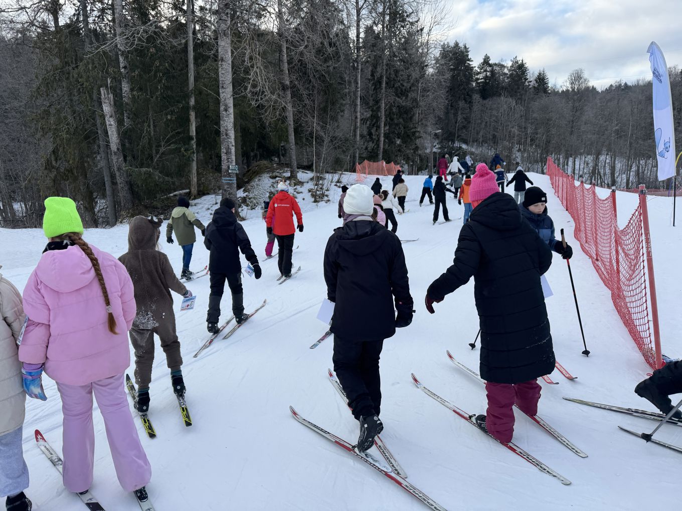 Ei gruppe med elever på ski