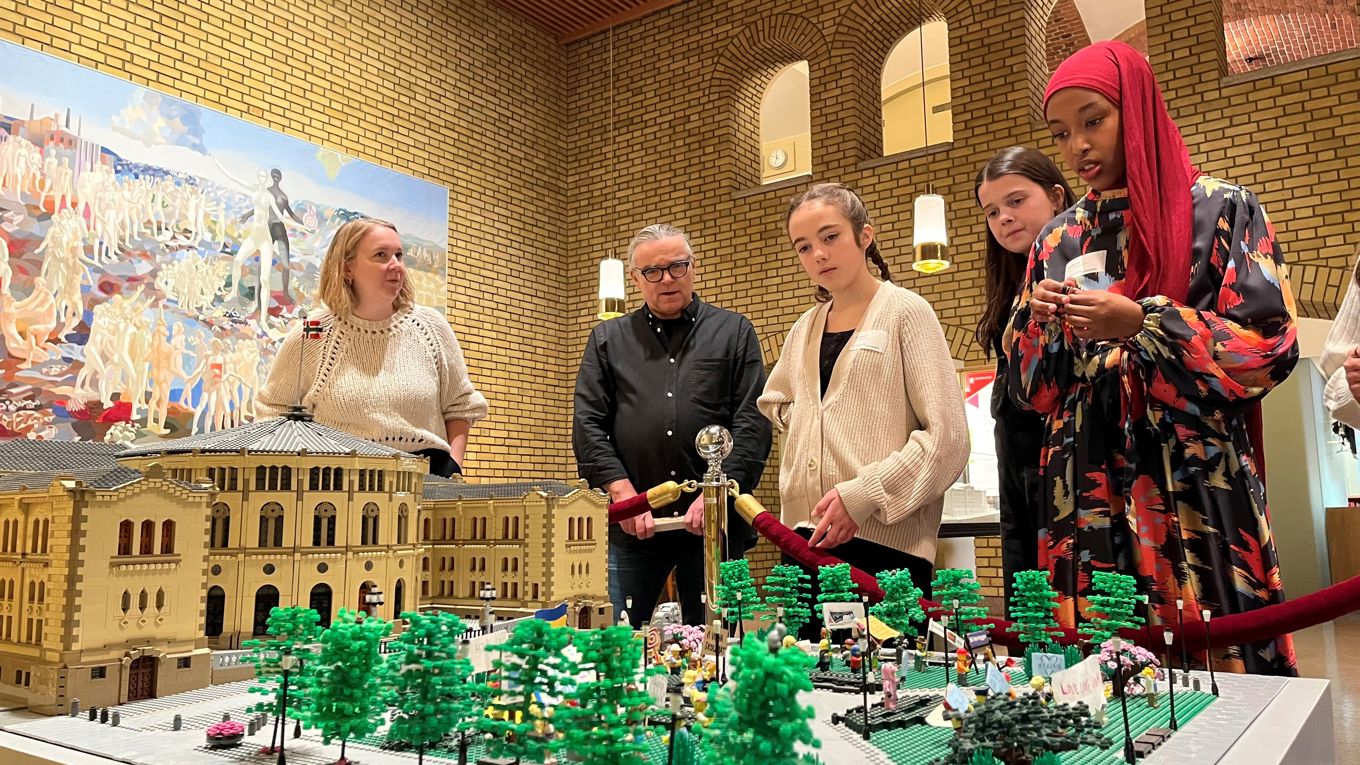 Foto: Geir Johansen Elever ser på en modell av Stortinget bygd med Lego-klosser.