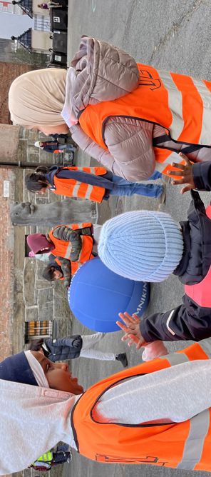 Foto: Elisabeth Wiik Barn står i ring i skolegården og leker med en stor ball.