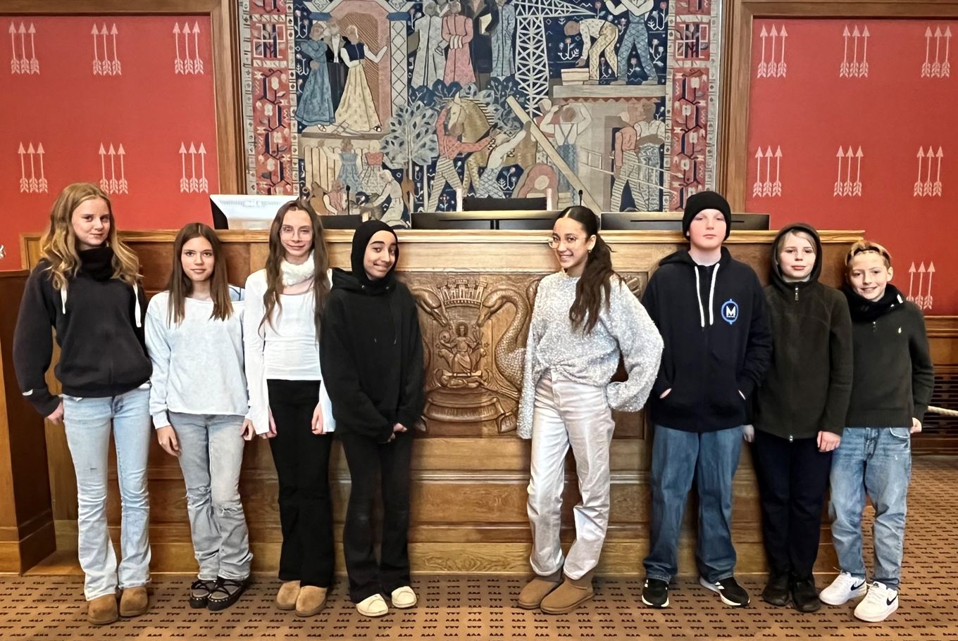 Elever foran talerstolen i bystyresalen.